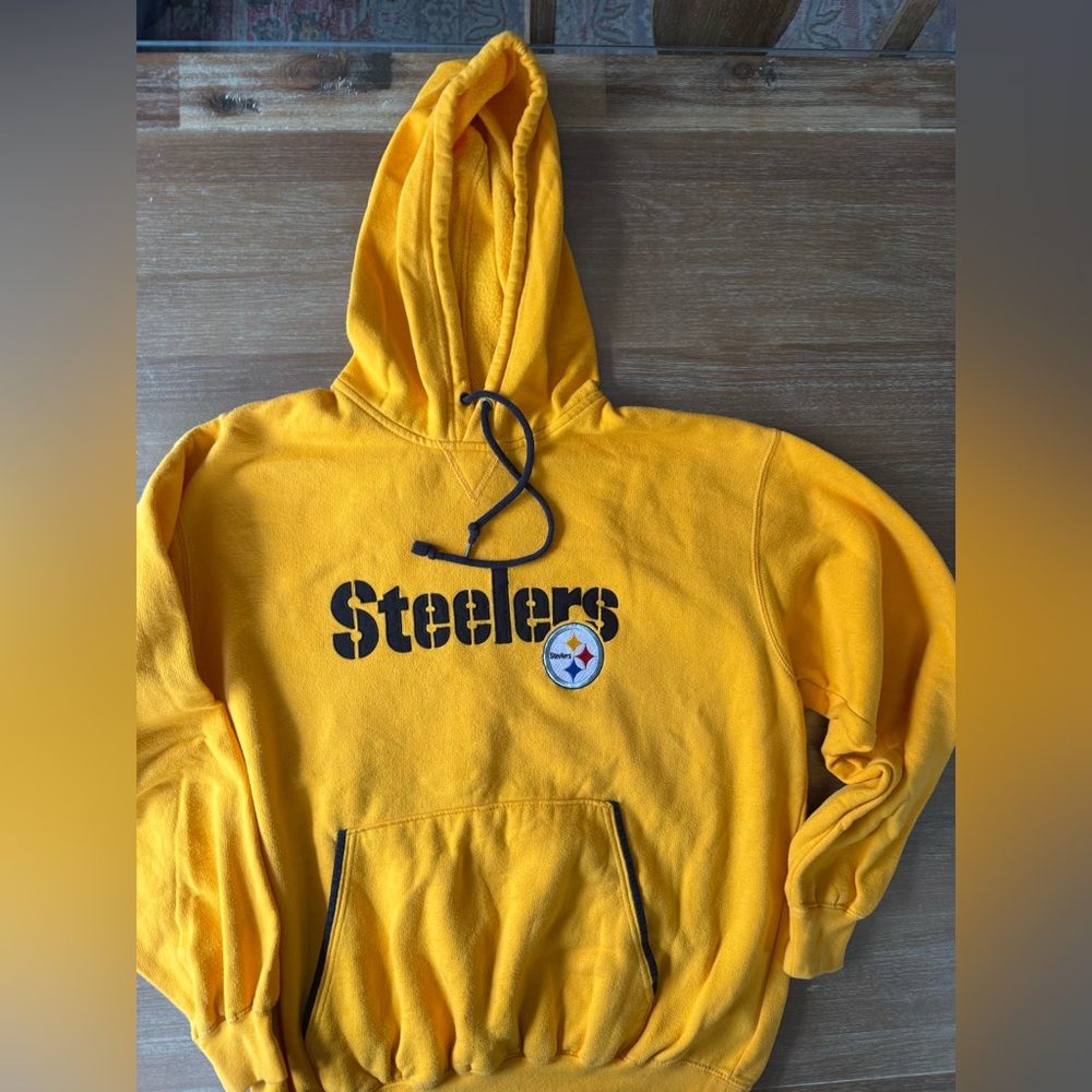 Barely worn men’s Pittsburgh Steelers gold hoodie size medium vintage